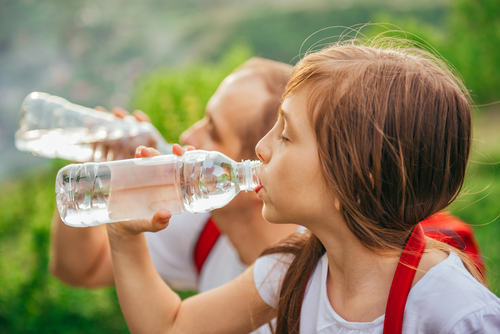 Las botellas de agua fabricadas con el plástico de tipo 1, llamado PET, tiene una particularidad. Cuando está en contacto con fuentes de calor, como por ejemplo los rayos del sol, desprende componentes altamente tóxicos como el Bisfenolo-A (BPA), un disruptor endocrino. Estos contaminantes pueden llevar a graves problemas de salud.  